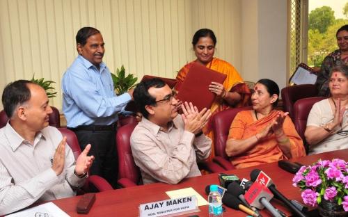 The CMD, HUDCO, Shri V.P. Baligar and the Member Secretary of NCW, Smt. K. Ratna Prabha exchanging the signed MoU between NCW and HUDCO to improve living conditions of destitute women, in the presence of the Union Minister for Housing & Urban Poverty Alleviation, Shri Ajay Maken, the Minister of State (Independent Charge) for Women and Child Development, Smt. Krishna Tirath, the Chairperson of NCW, Smt. Mamta Sharma and the Secretary, HUPA, Shri A.K. Mishra