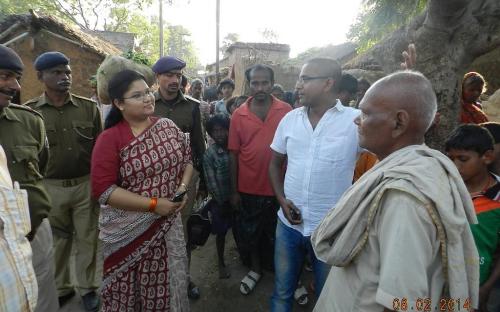 Ms. Hemlata Kheria, Member, NCW alongwith social activists/govt. officials and team of UMANG – Partners in Human Development visited Dulhin Bazar, Patna to study the condition of women specifically Dalit and Mahadalit women in Bihar