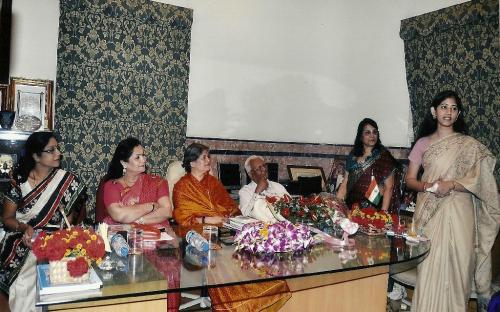 Left to Right: Mrs. Shashi Panja (MLA-W.B.Assembly), Mrs. Alka Bangur- President All India Marwari Mahila Samity, Mrs. Mamta Sharma- Chairperson NCW, Mr. B. Newar - Chief Editor - Chhapte Chhapte, Mrs. Asha Mahdwhari - General Secretary, All India Marwari Mahila Samity and Dr. Deepali Singhi - Principal- JD Birla Institution - Kolkata